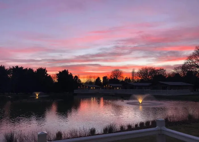 Lakeside Gem With Hot Tub