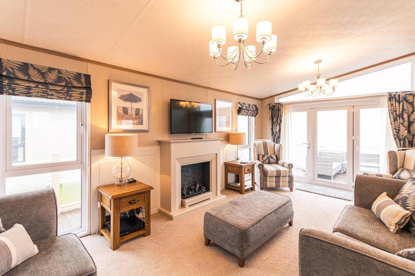 Lakeside Gem With Hot Tub * York