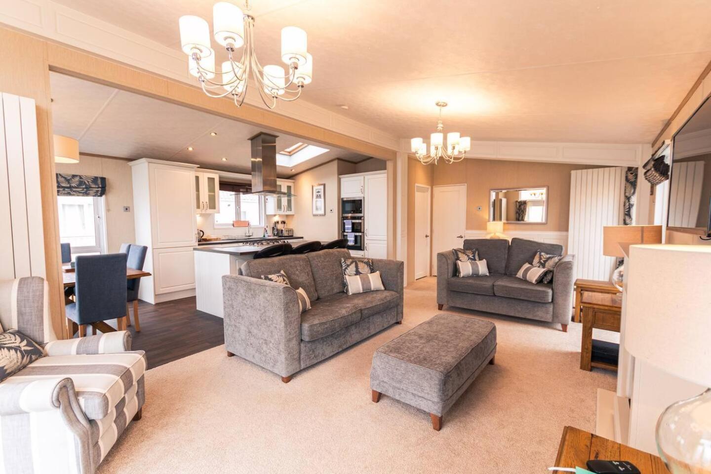 Lakeside Gem With Hot Tub Lodge