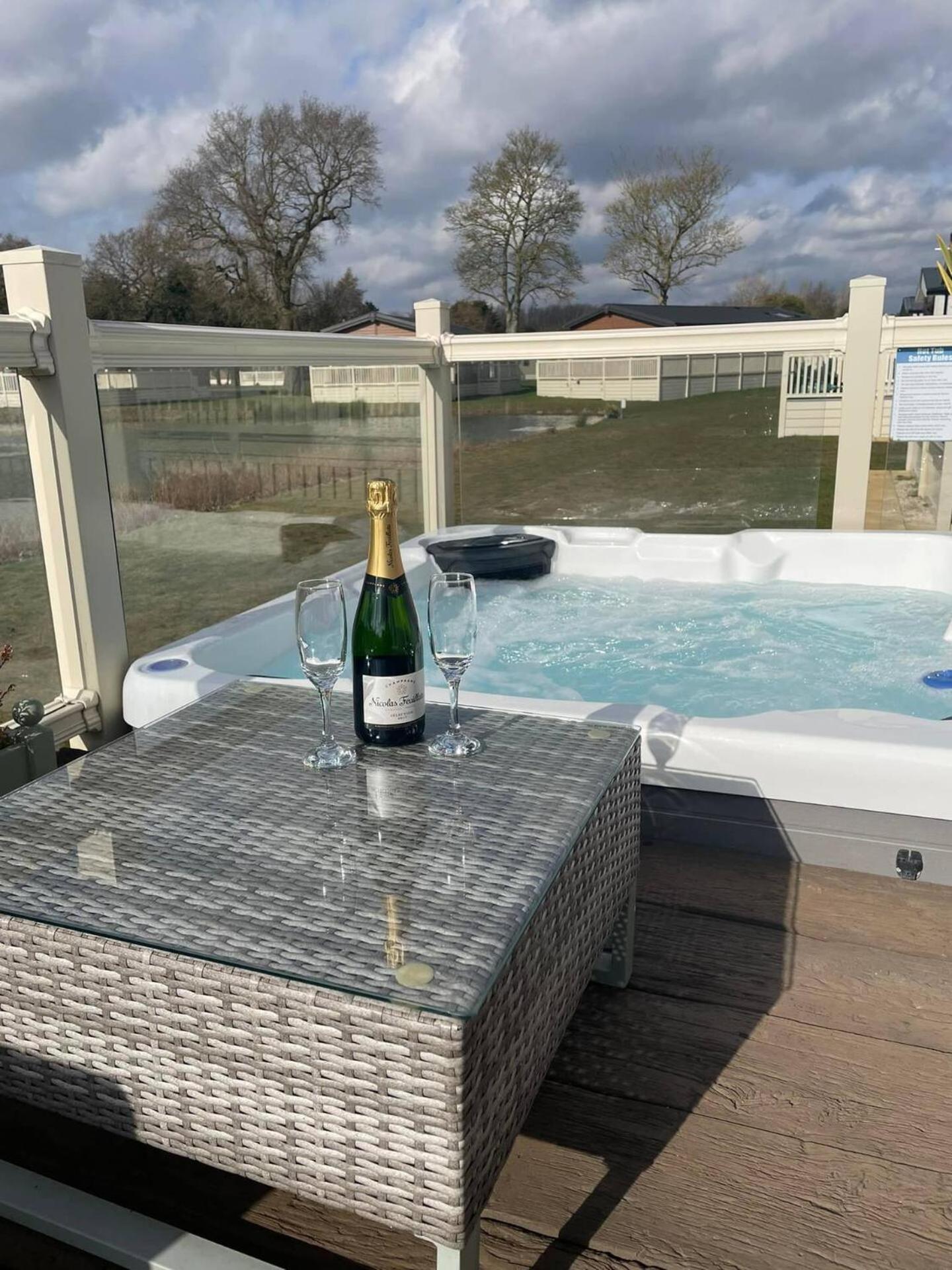 Lodge Lakeside Gem With Hot Tub York