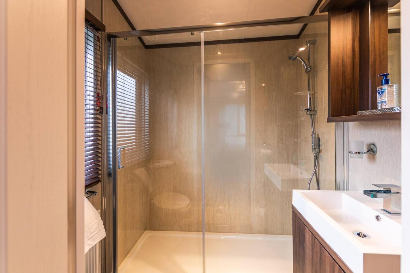 Lakeside Gem With Hot Tub Йорк