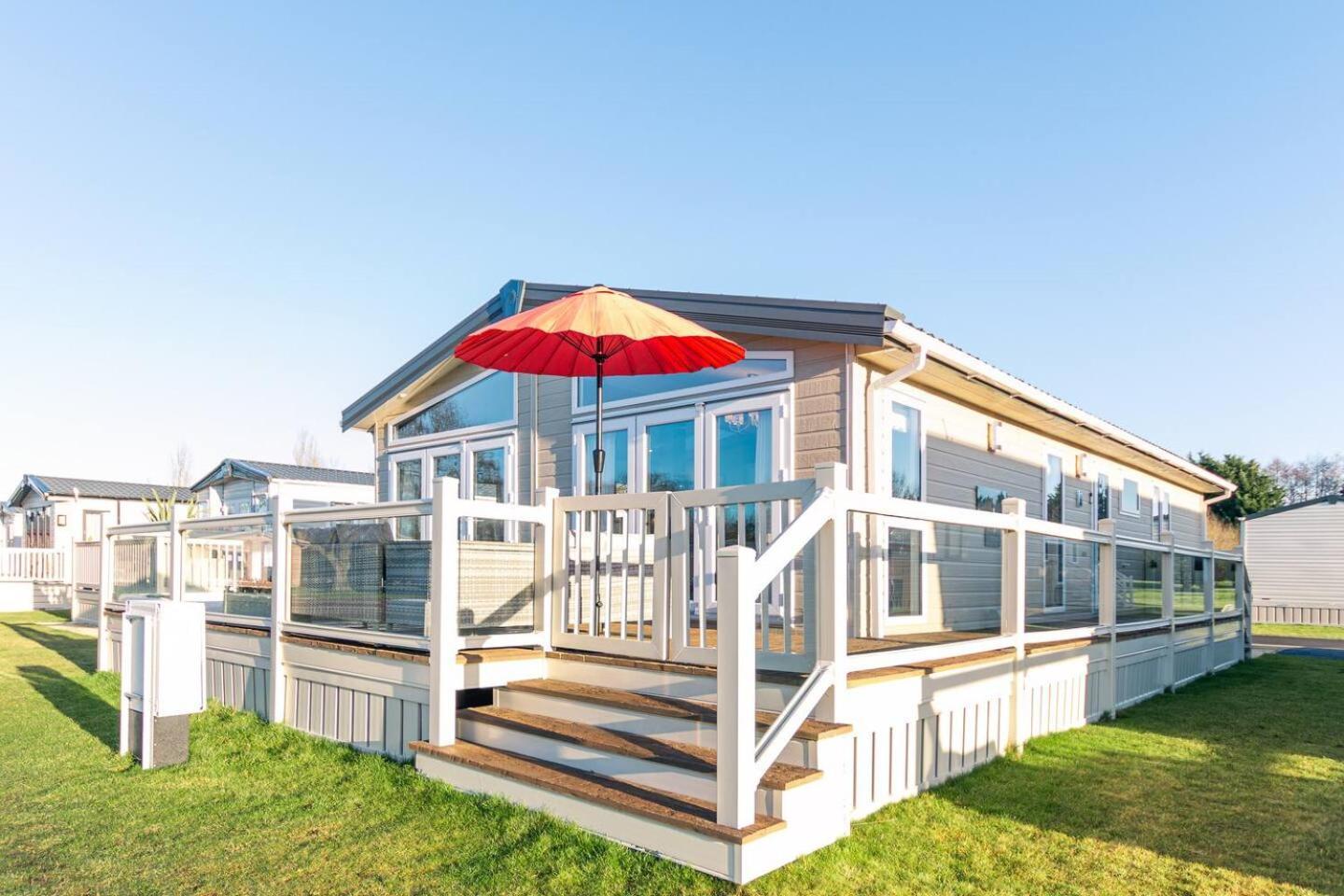 Деревянный коттедж Lakeside Gem With Hot Tub *