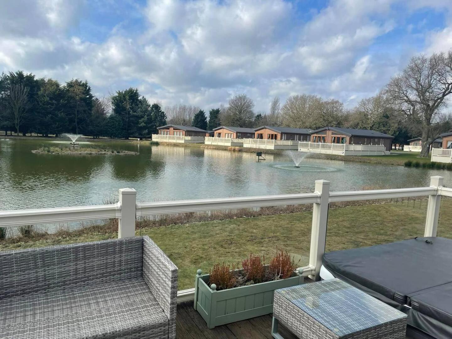 Деревянный коттедж Lakeside Gem With Hot Tub